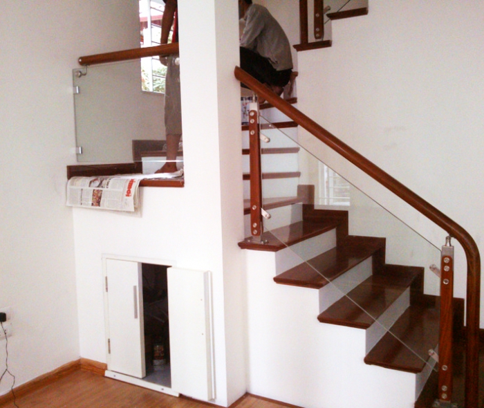 Cầu thang kính trụ inox gỗ JKL 84000